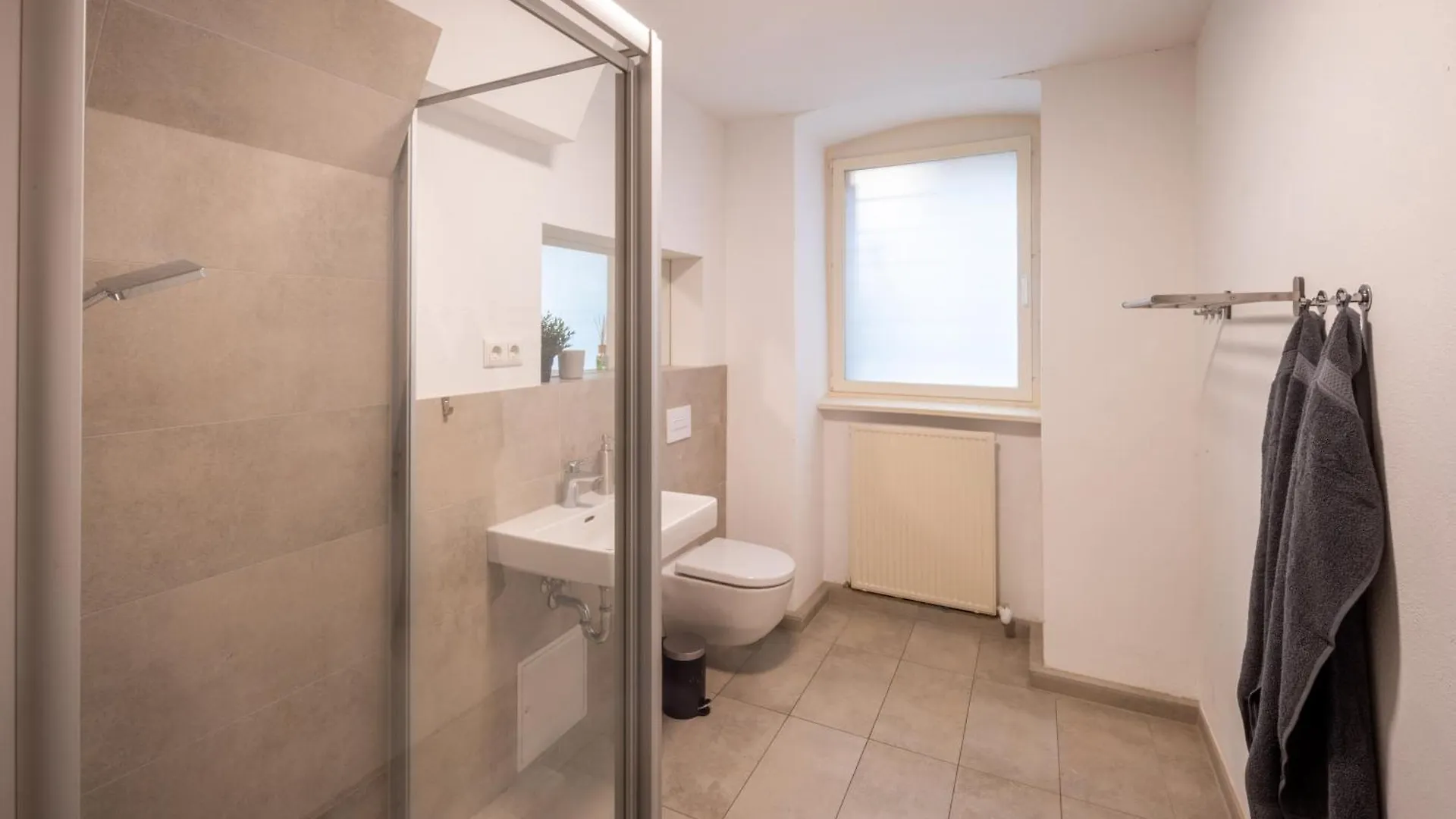 100Qm2, Superior Suite, 7 Beds, Rain Shower Berlín 0*,  Alemania