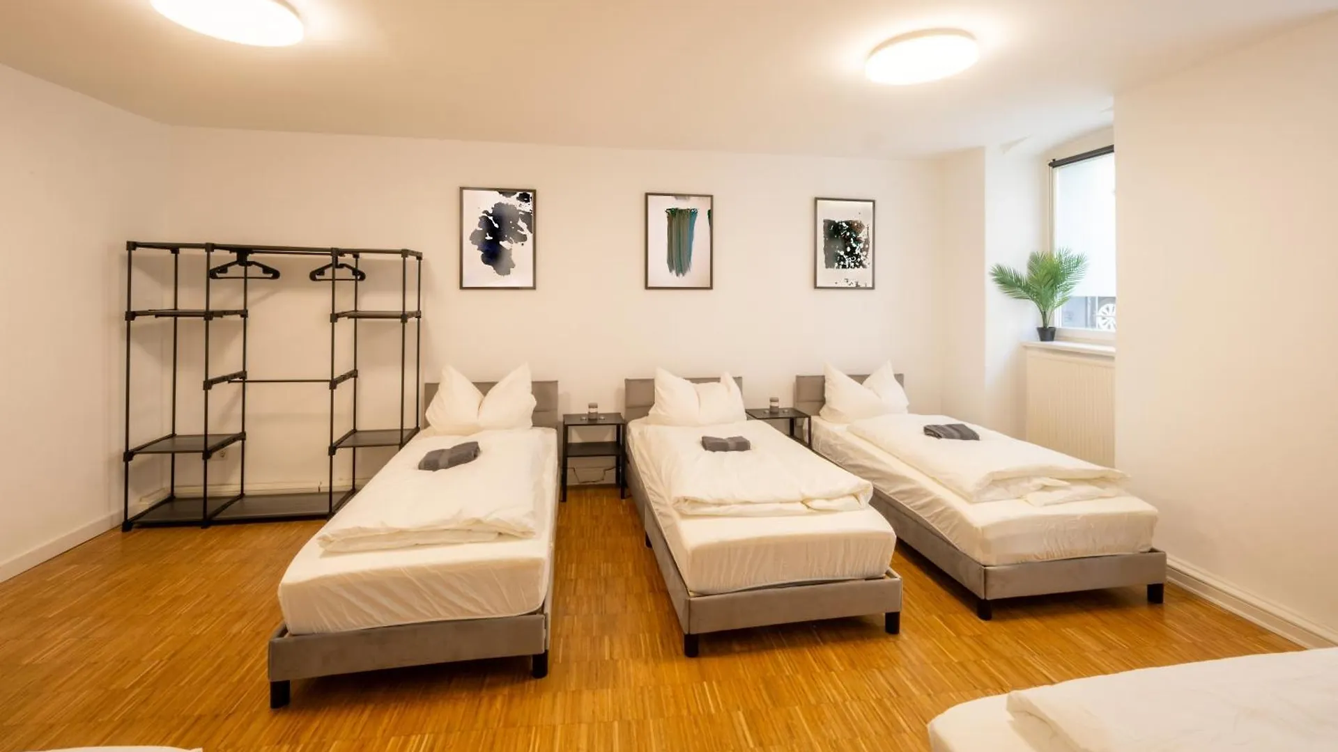 100Qm2, Superior Suite, 7 Beds, Rain Shower Berlín 0*,